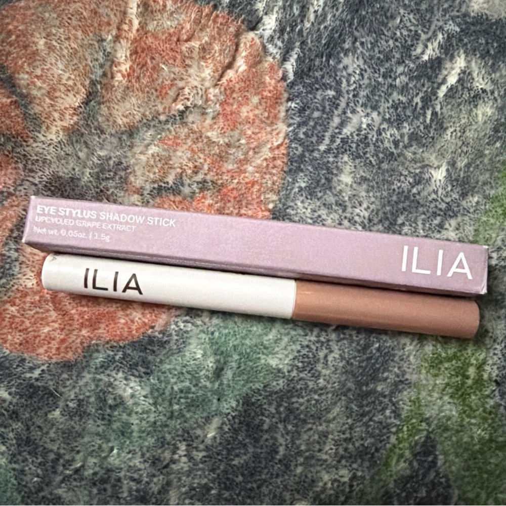 ILIA Radiant Eye Shadow Stick — Soft Champagne
